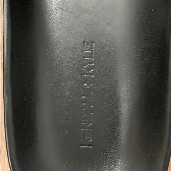 Barely worn kendall and kylie slides - Picture 2 of 4